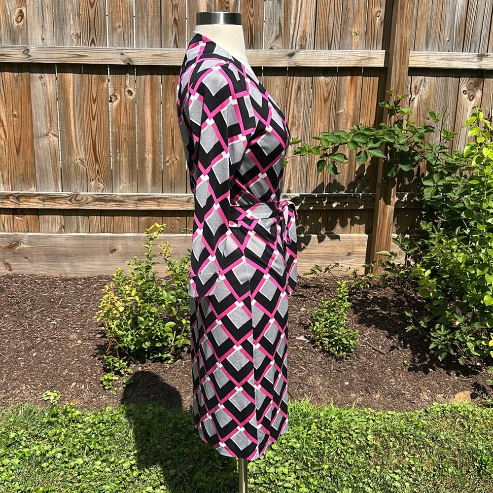 Chic Geometric Patterned Wrap Dress - image 5